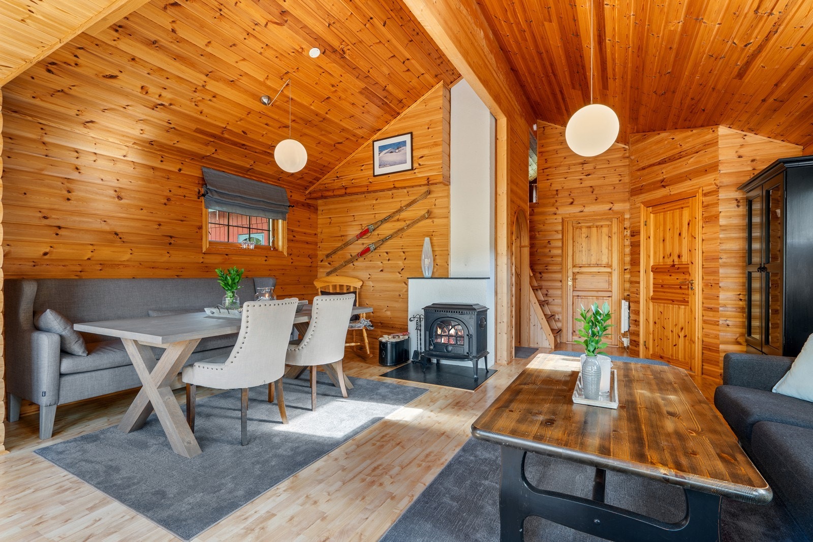 God plass til både sofa og spisegruppe. Galleribilde