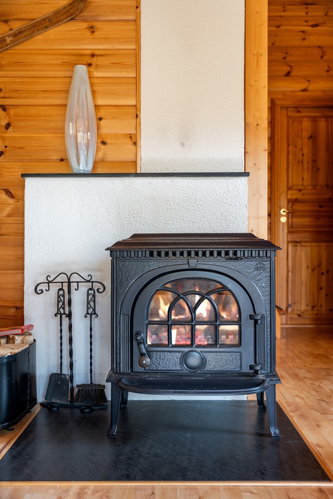 Det er montert vedovn i rommet, for hygge og varme på kalde vinterdager. Galleribilde