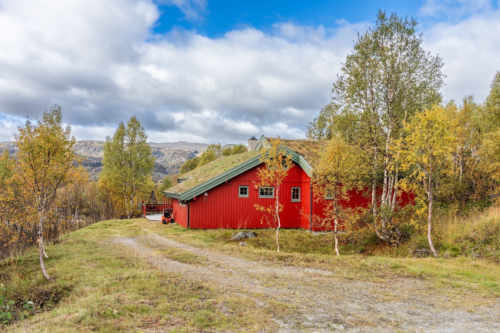 Velkommen til Tyrveli 1 - En innholdsrik familiehytte med super beliggenhet ca 860 m.o.h., like ved alpinanlegget på Vågslid. Galleribilde