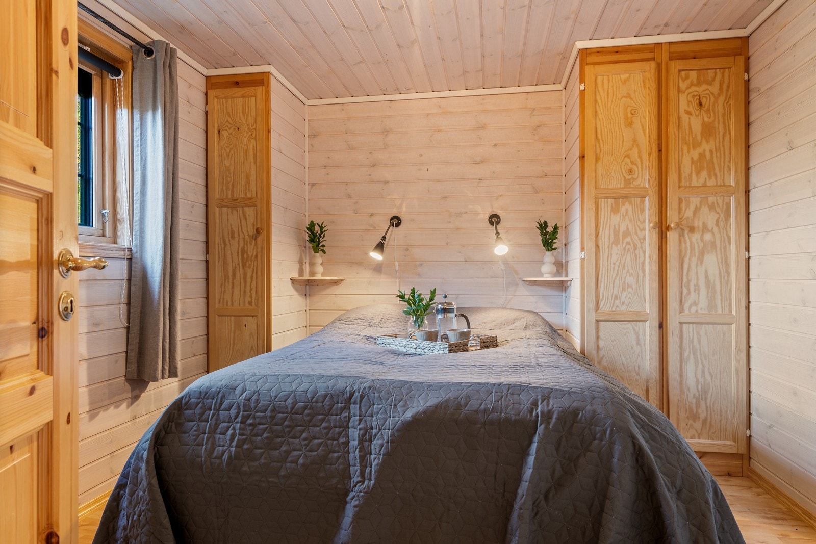 Hytten har til sammen fire soverom og god dekning for sengeplasser, både for familien og besøkende. Galleribilde