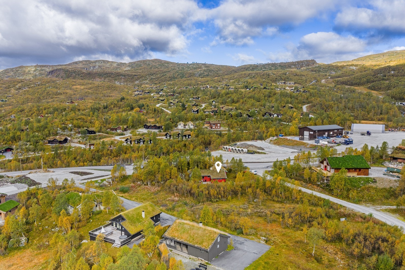 Området er under utvikling. Det ligger flere ubebygde hyttetomter i hyttens nærområde, hvorav to tilgrensende denne eiendommen. Galleribilde
