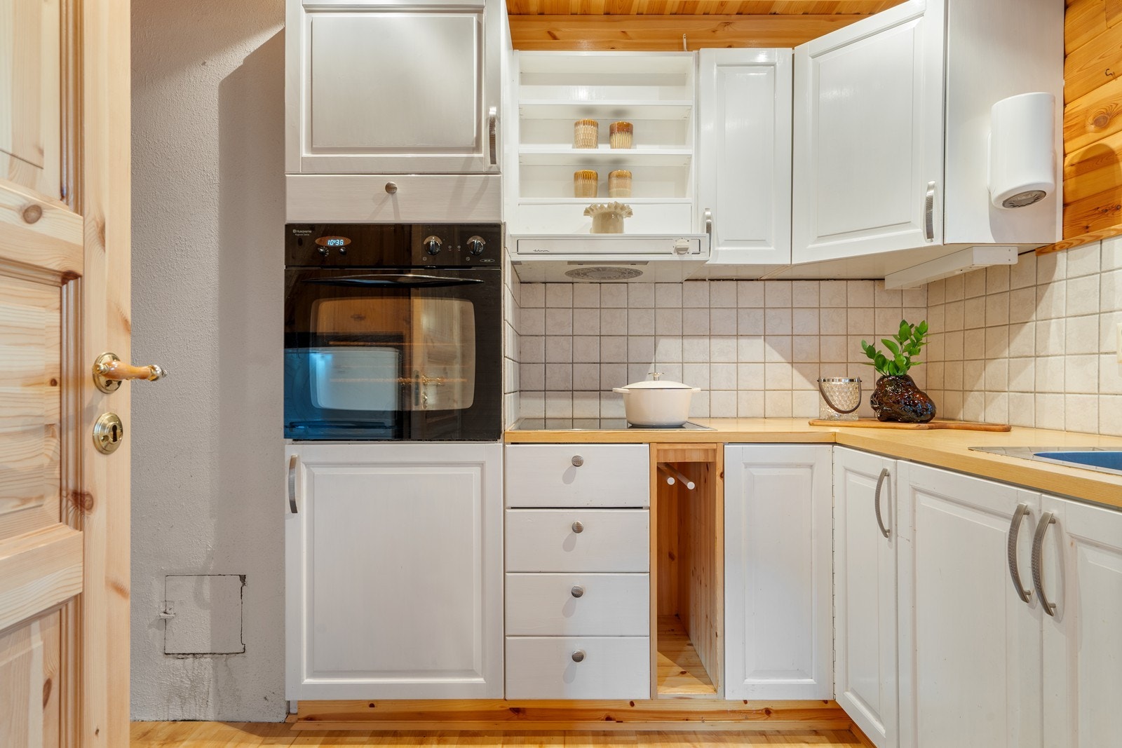 Kjøkkenet har innredning med profilerte fronter og laminat benkeplate. Galleribilde