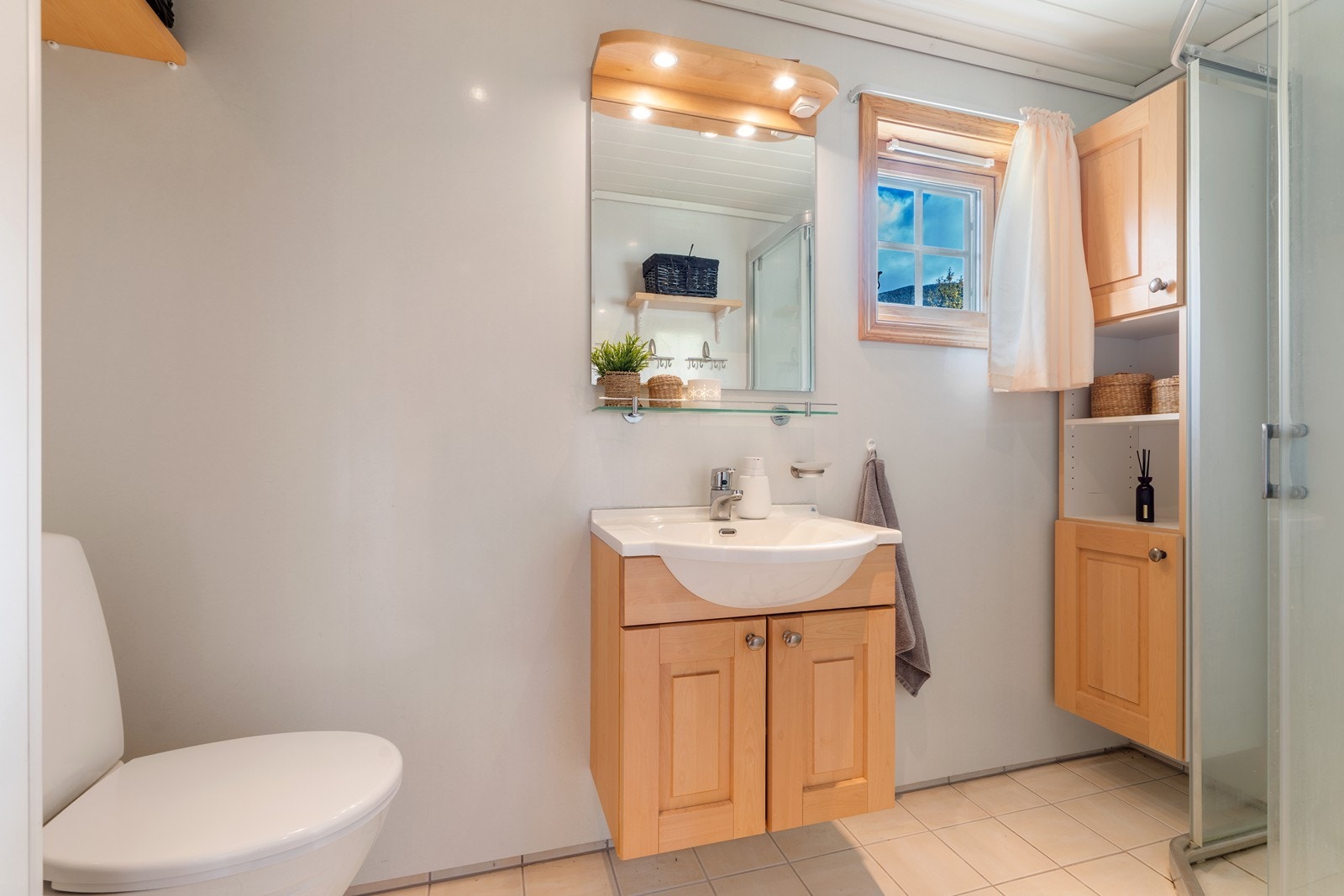 Bad fra 2006 som inneholder baderomsinnredning med nedfelt servant, toalett og dusjvegger/hjørne. Flislagt gulv og baderomsplater på vegger. Malt trepanel i himling. Det er elektrisk varmekabel i gulvet. Galleribilde