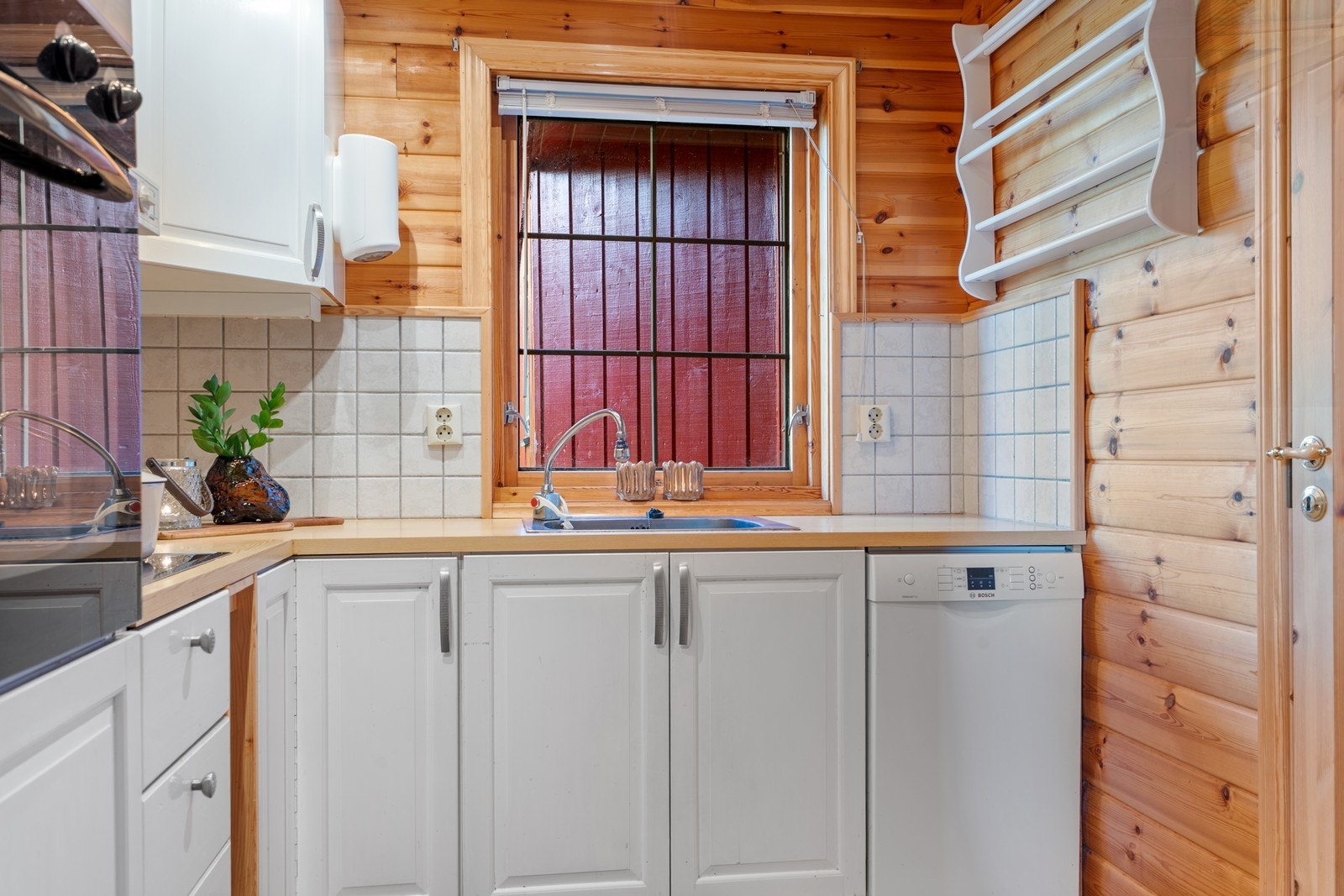 Kjøkkenet har innredning med profilerte fronter og laminat benkeplate. Det er integrert platetopp og stekeovn. Plass/opplegg for smal oppvaskmaskin. Kjøleskap med fryser. Galleribilde