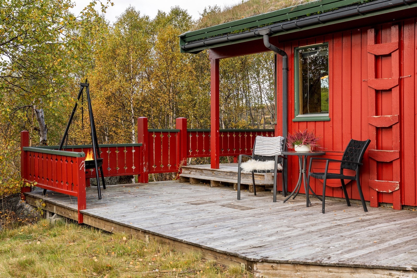 Terrassen er orientert mot syd og har rikelig med plass til utemøbler og bålpanne. Galleribilde