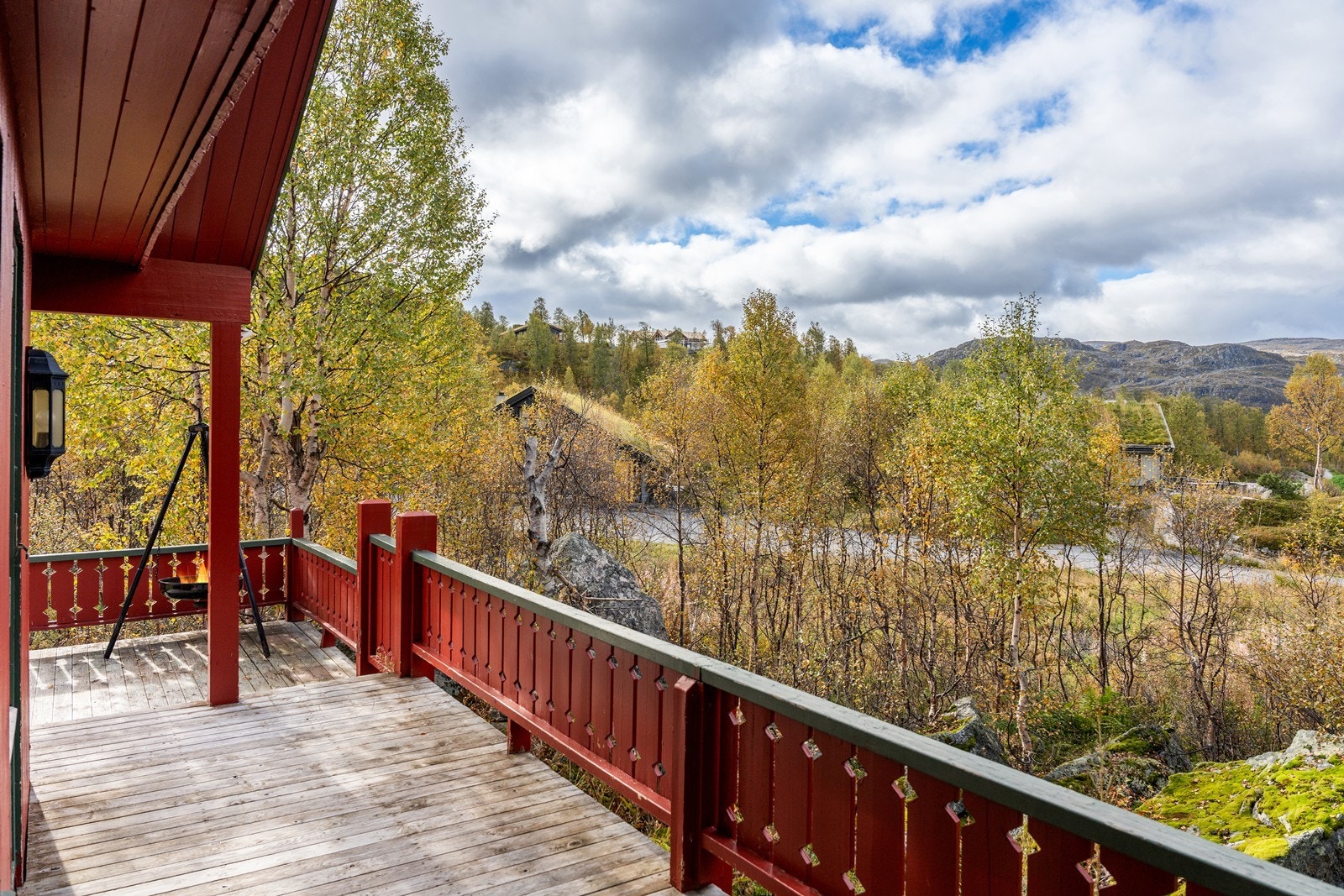 Videre kan hytta skilte med herlig, solrik terrasse på ca 27 m2 med nydelig fjellutsikt! Galleribilde