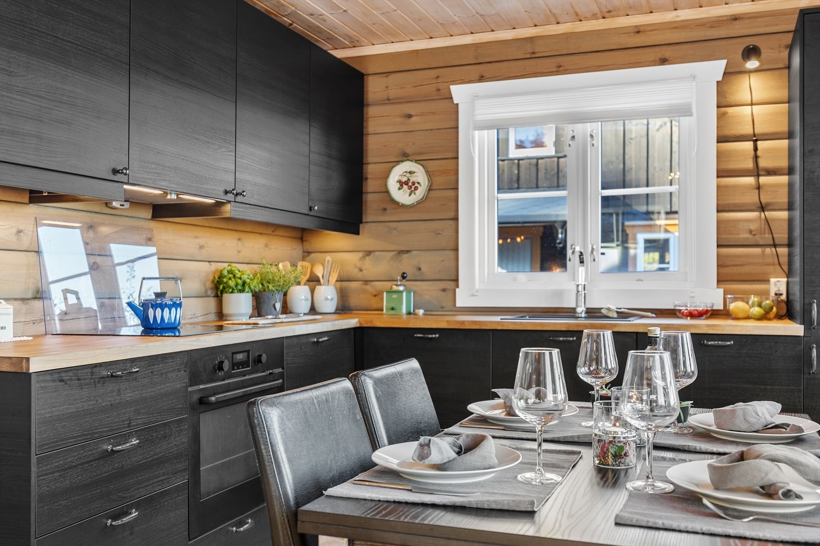 IKEA-kjøkkenet fra 2018 har integrerte hvitevarer og glatte fronter. Galleribilde