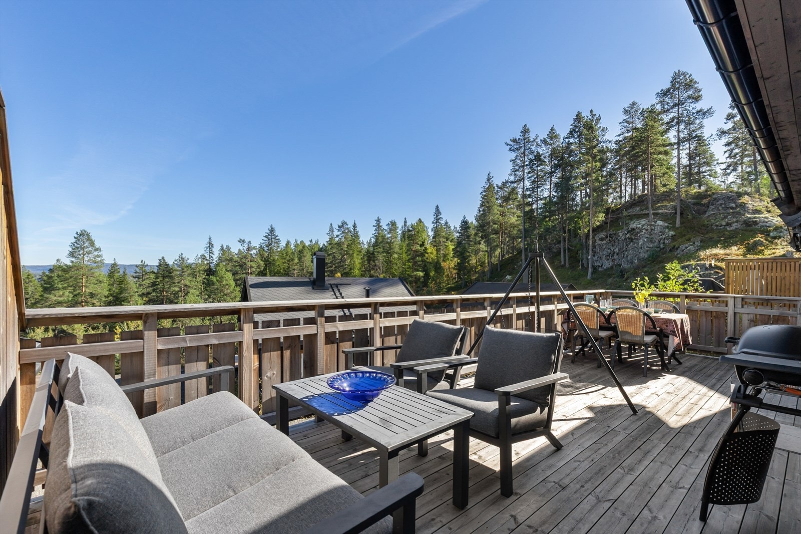 Terrassen er bygget rundt hytta på tre sider. Galleribilde