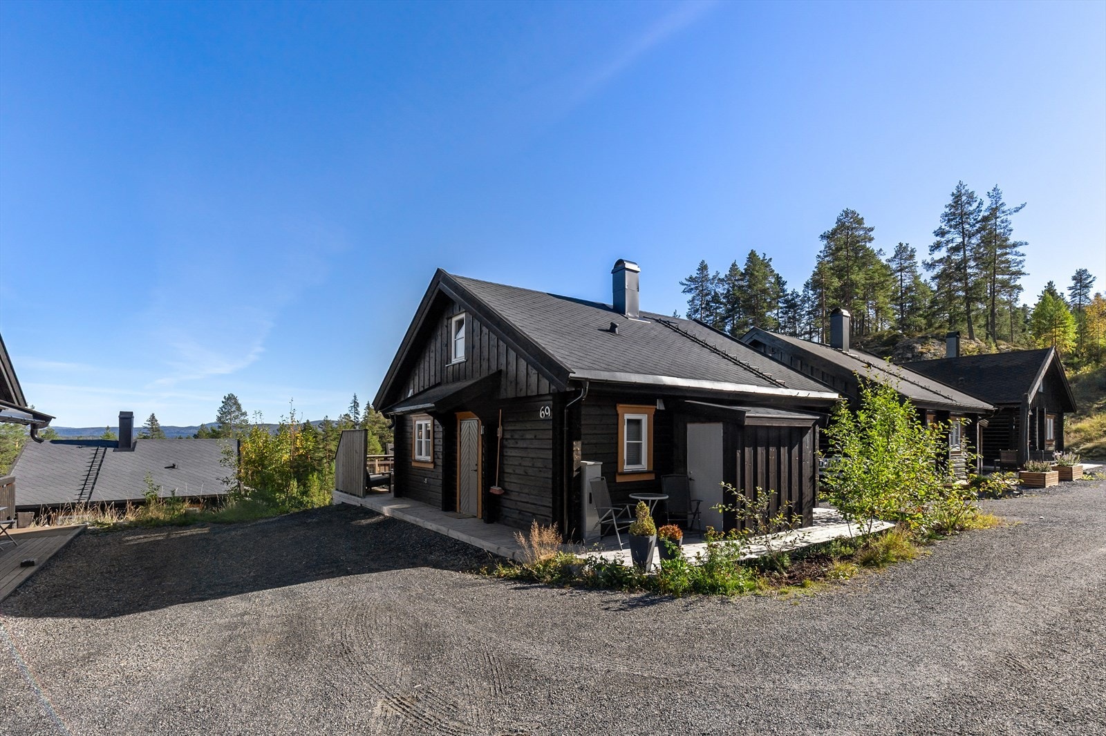 Kjør til døra og parker rett utenfor. Det er plass til to biler. Galleribilde