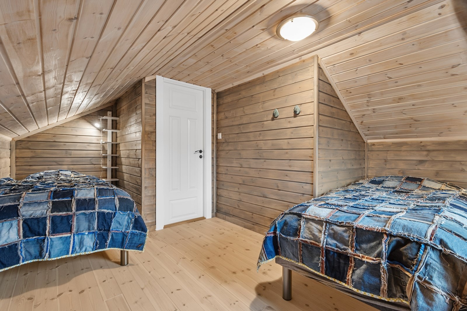 Det er godt plass til oppbevaringsløsninger. Noen innreder dette som tv-stue. Galleribilde