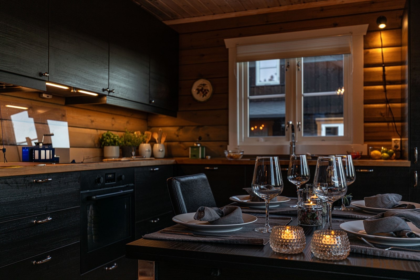 Inviter til deilige hjemmelagde måltider, bestill mat levert på døra eller ta en pizza på Skikroa. Galleribilde