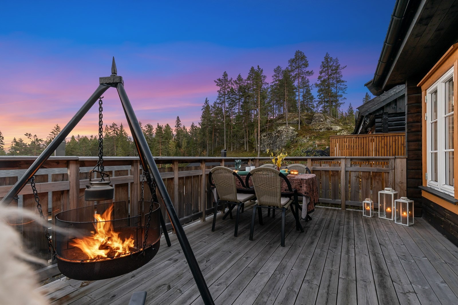 Det er noe eget med å varme seg rundt bålet, og bålkaffe smaker fantastisk! Galleribilde