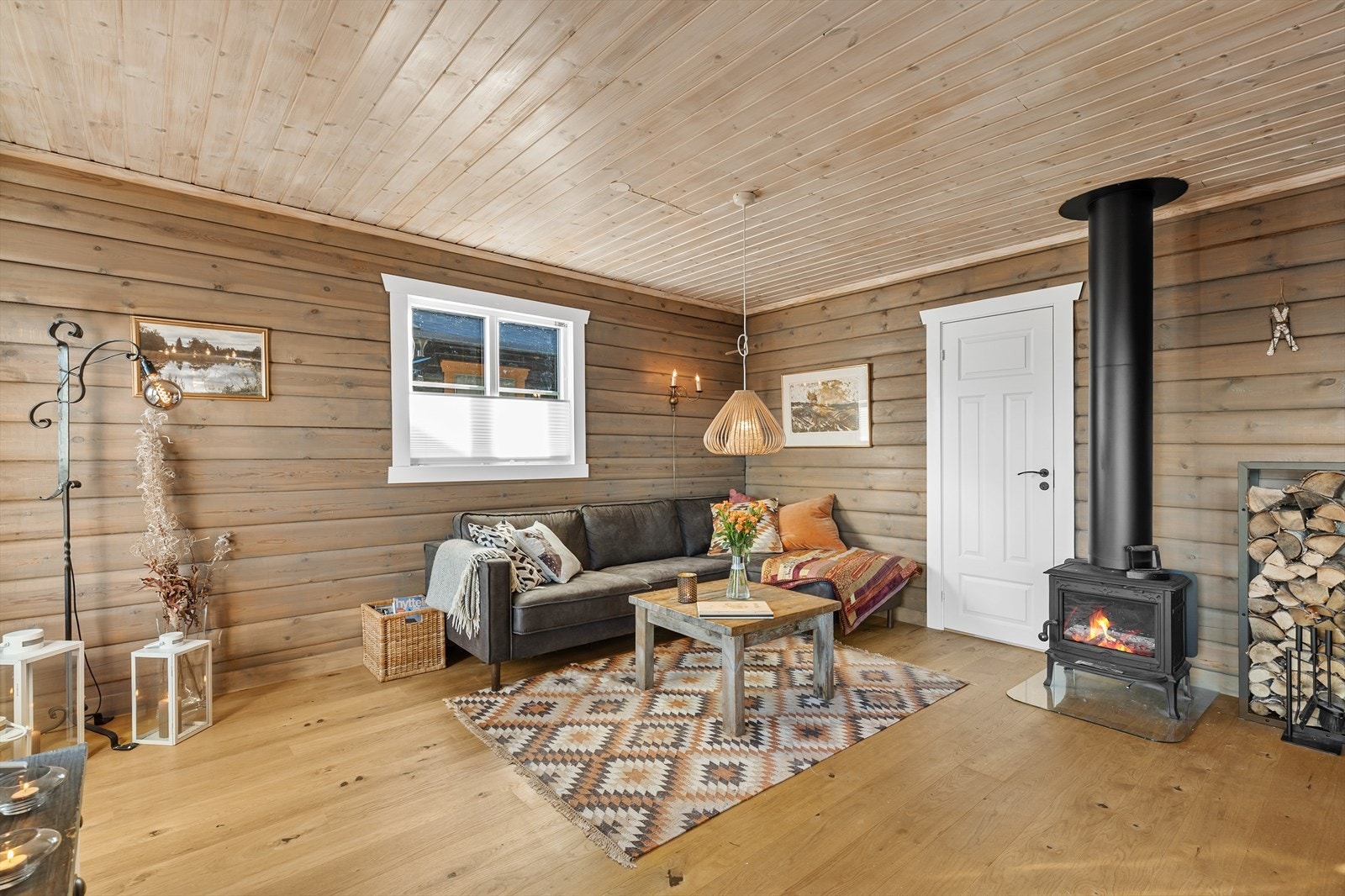 Klikk hytta varm med styringssystemet Sikom. Det slår på panelovner og varmekabler i gangen og på badet. Galleribilde