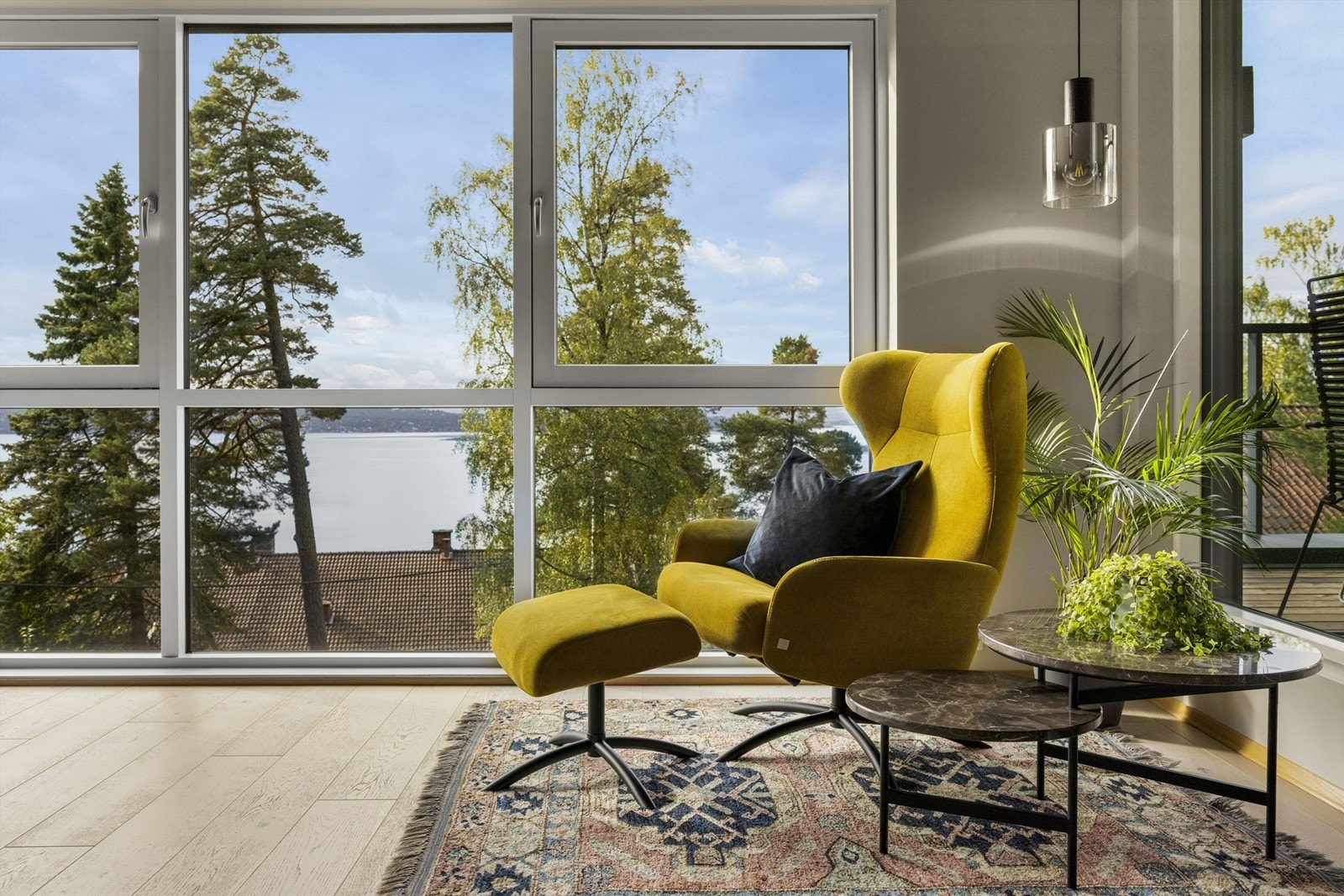 Utformingen gjør stuen enkel å møblere med flere sittegrupper i ulike soner.Med både gulvvarme og moderne gasspeis får man det lunt og godt i stuen. Galleribilde