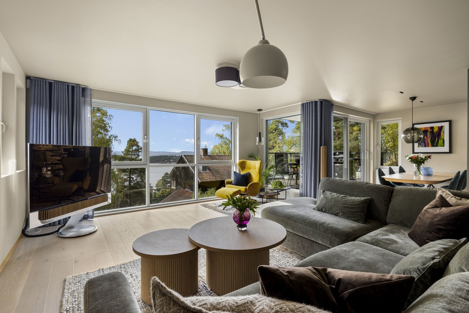 Rommet får mye dagslys fra tre sider, og store vinduer til gulvet inkluderer en glassdør til den solfylte verandaen. Galleribilde