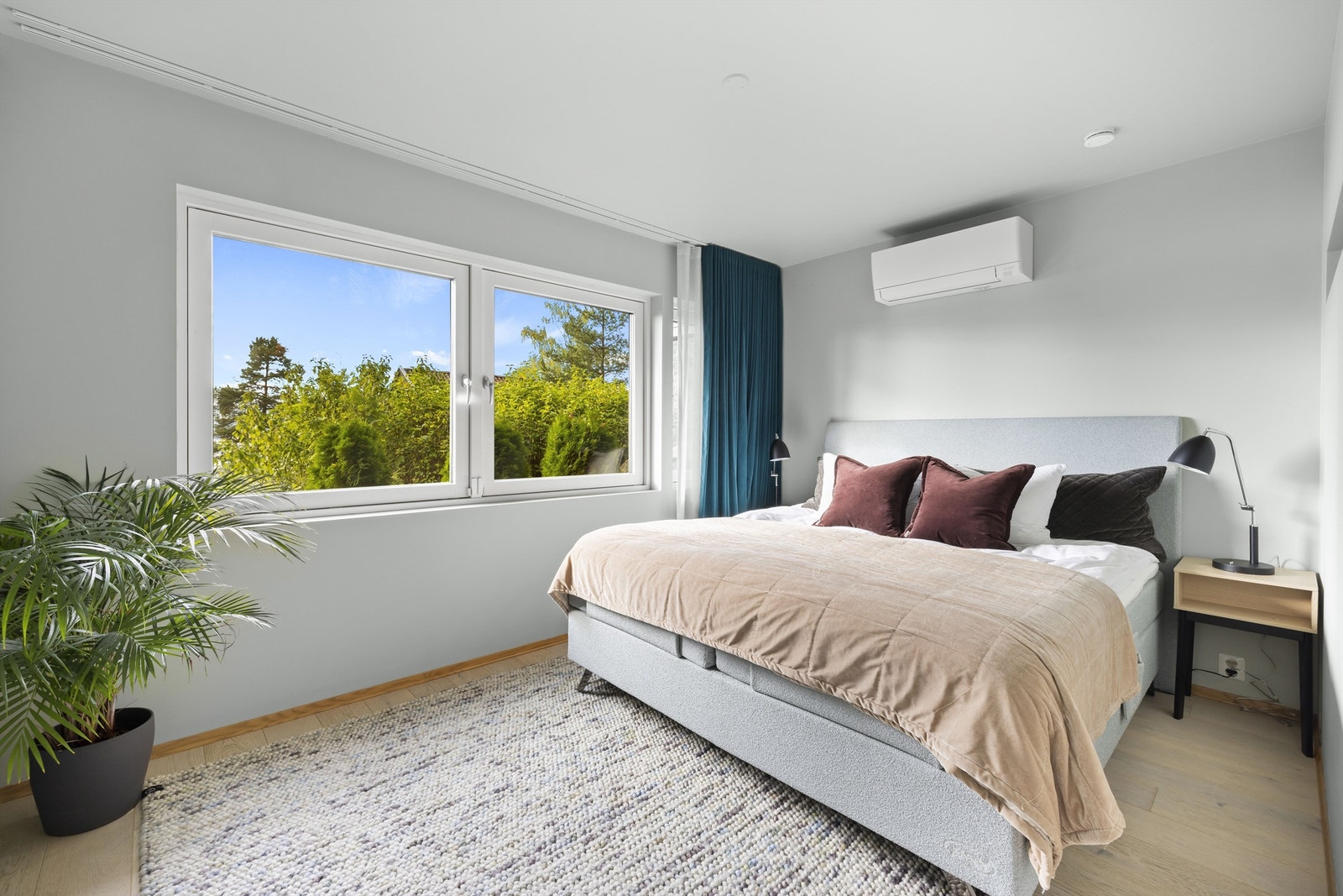 Hovedsoverommet er et lunt og romslig tilholdssted, i suiteløsning med eget bad og walk-in closet. Lysinnslippet er godt, og rommet har nyere varmepumpe for jevn, behagelig varme. Galleribilde