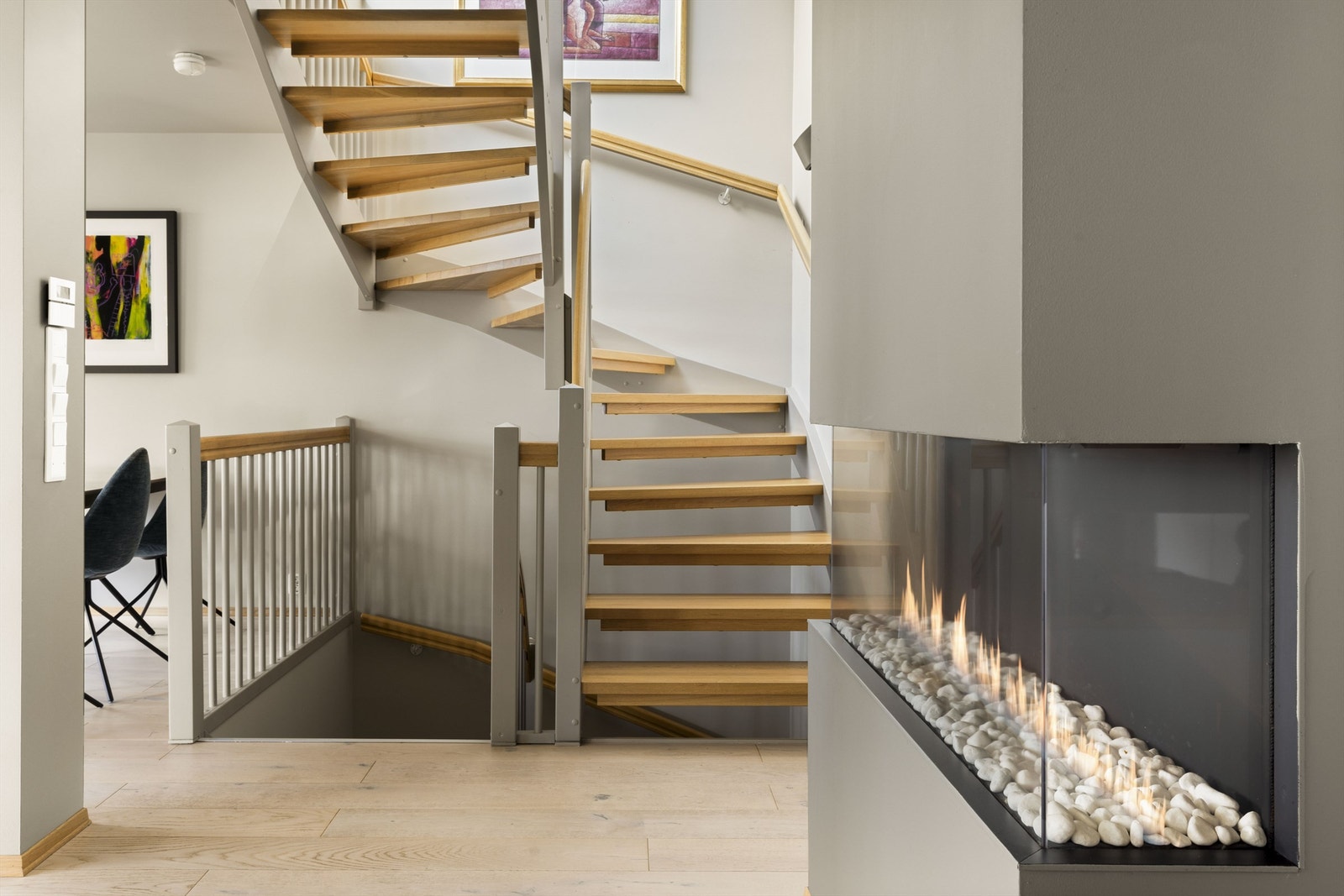 Med både gulvvarme og moderne gasspeis får man det lunt og godt i stuen. Galleribilde