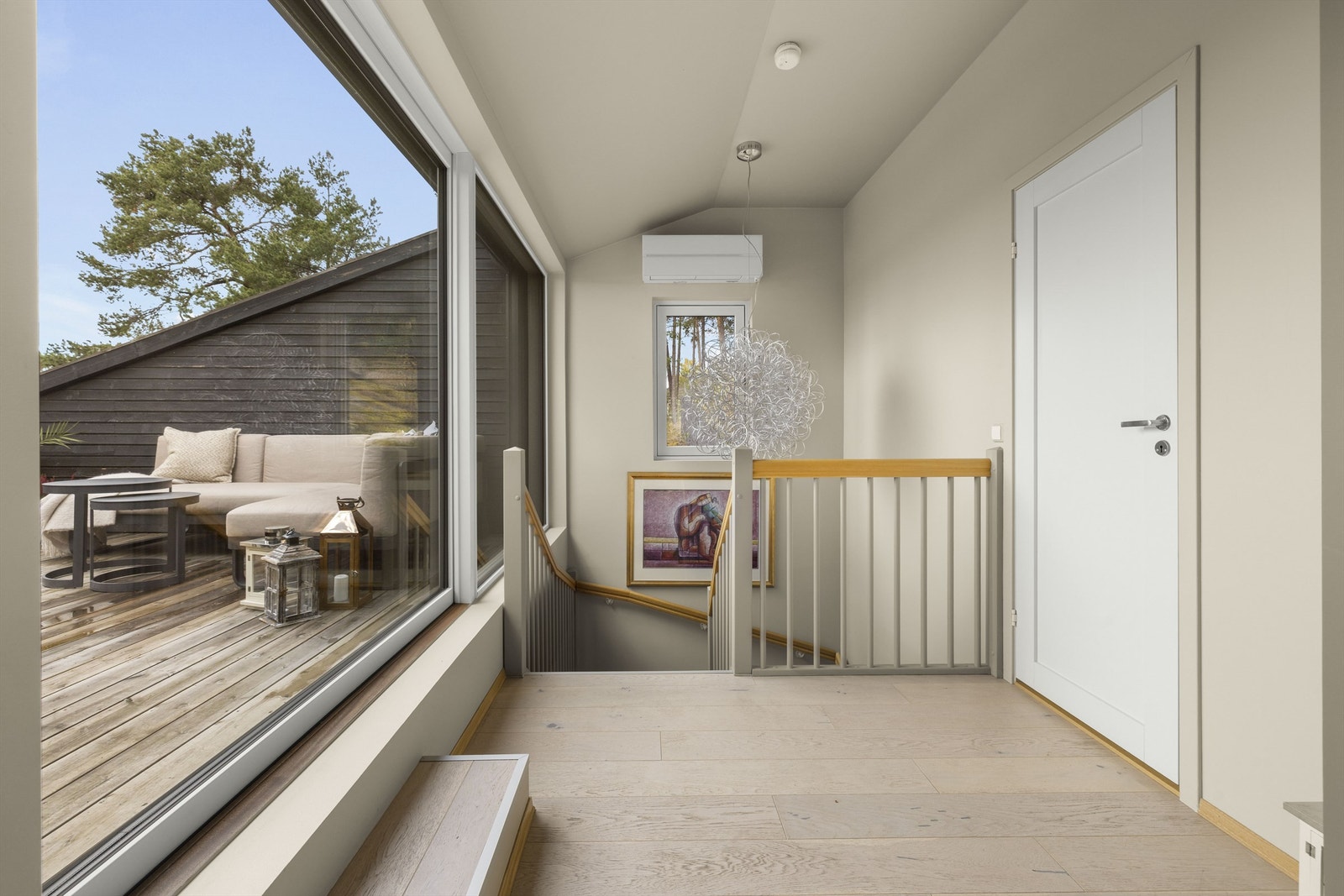 Øverst har boligen en kjærkommen stue for familien, et ekstra oppholdsrom til lek, vennebesøk og avslapning. Galleribilde