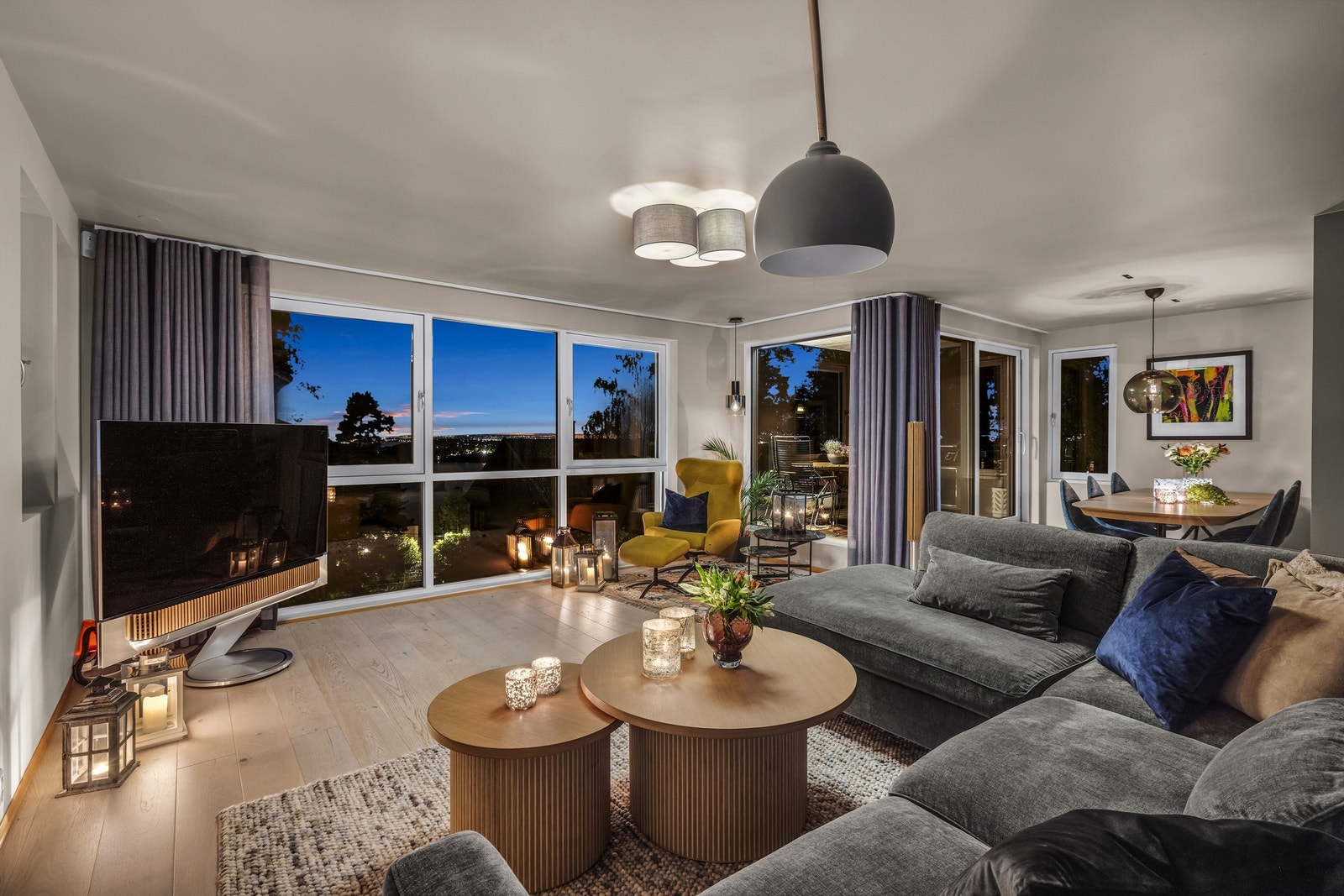 Stue - kveldsbilde. Galleribilde