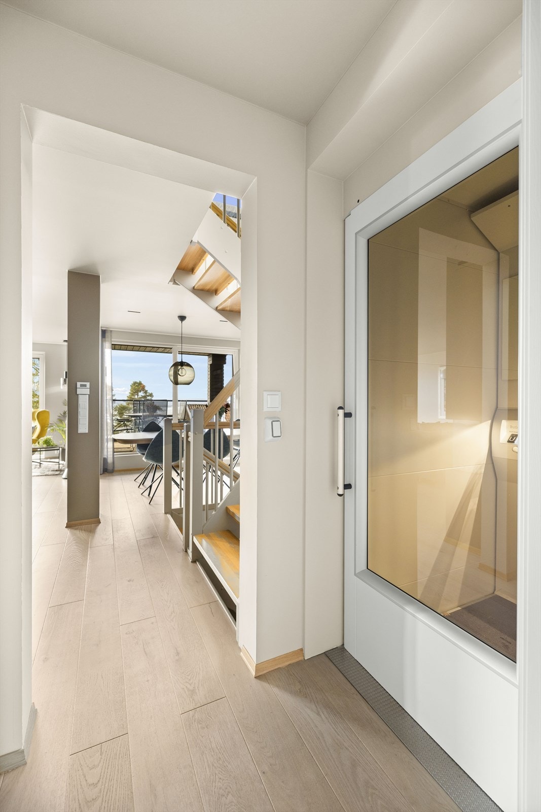 Ved hallen har boligen en heis som tar deg ned til underetasjen eller opp til de sosiale sonene i 2. etasje. Galleribilde