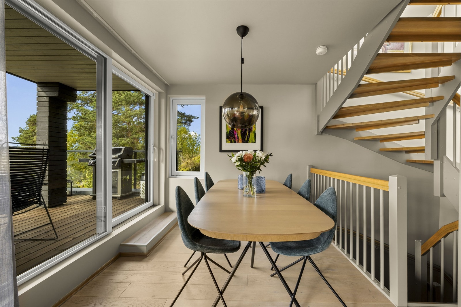 Foran glassdøren passer det utmerket å innrede med spisebord. Galleribilde