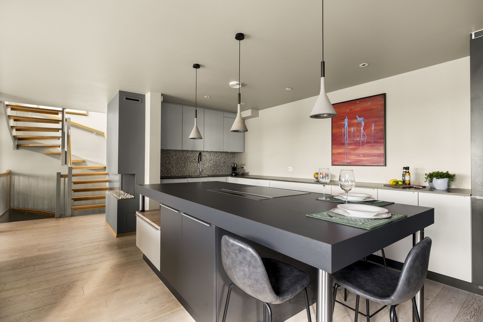 Kjøkkenøya er et fint samlingspunkt, perfekt for måltider, gode samtaler og lekselesning mens middagen tilberedes. Galleribilde