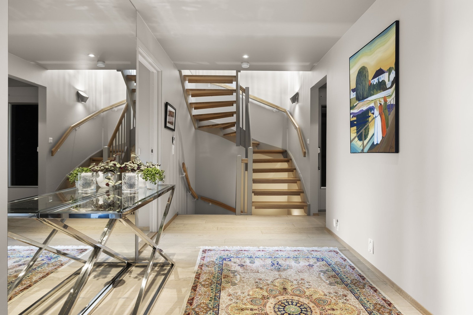 I hallen finner du downlights, gulvvarme og tilgang til siderom med heis og skyvedørsgarderobe. Galleribilde