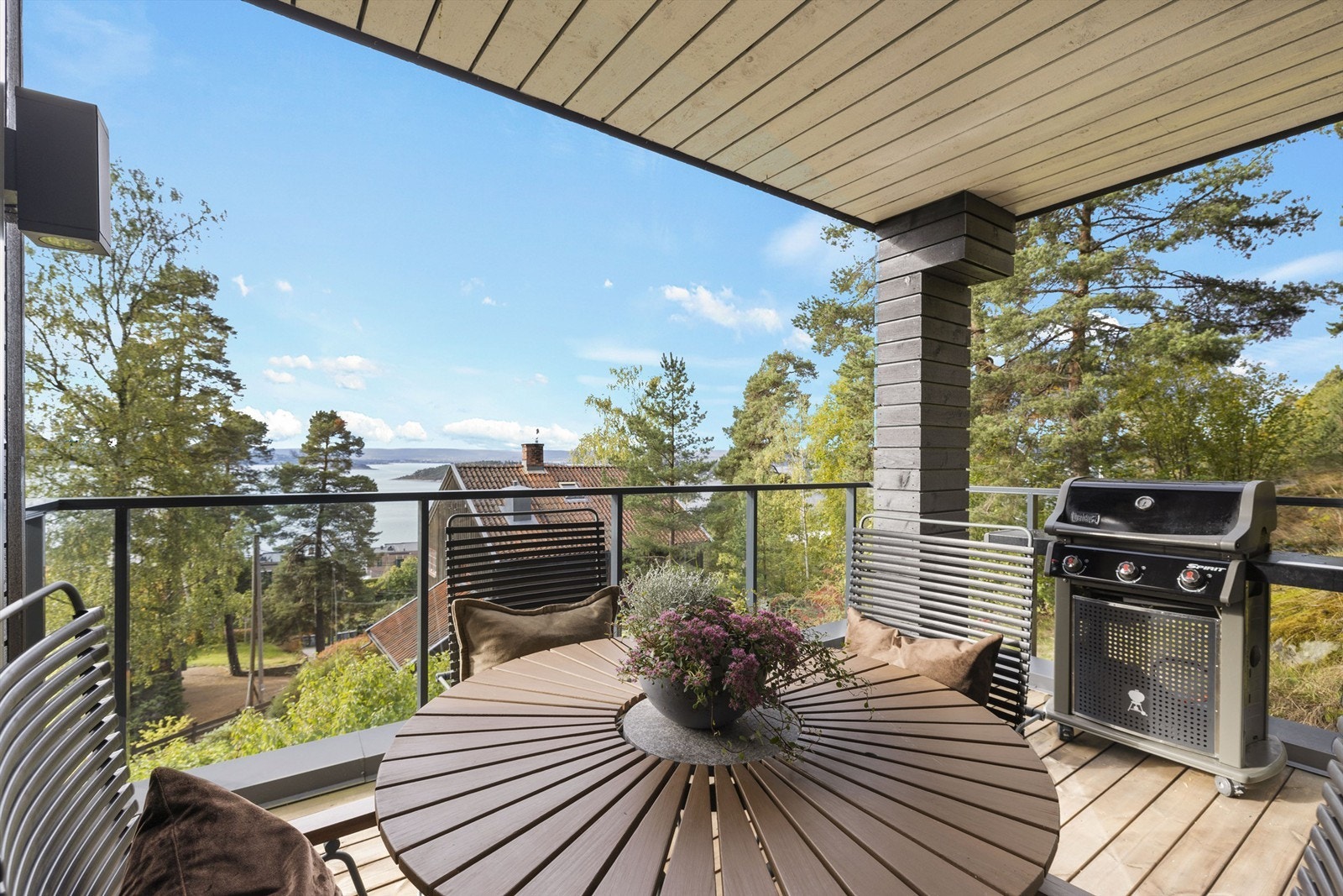 Om sommeren er det deilig å trekke ut for både avslapning og middager i varmen. Galleribilde