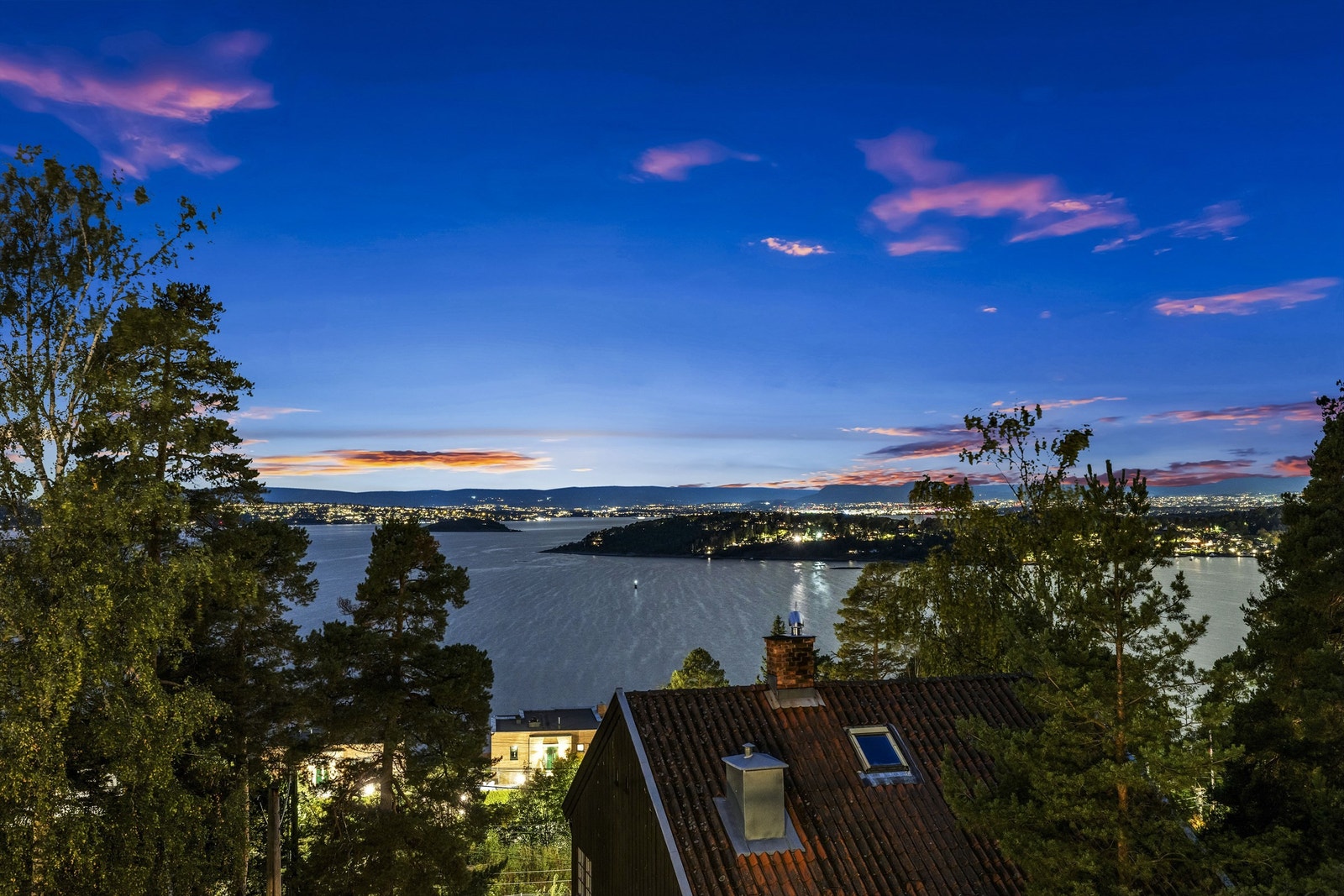 Beliggende i attraktive Nordstrandskråningen, i et villaområde som veldig mange mener er et av Oslos flotteste bo- og utsiktsområder. Galleribilde