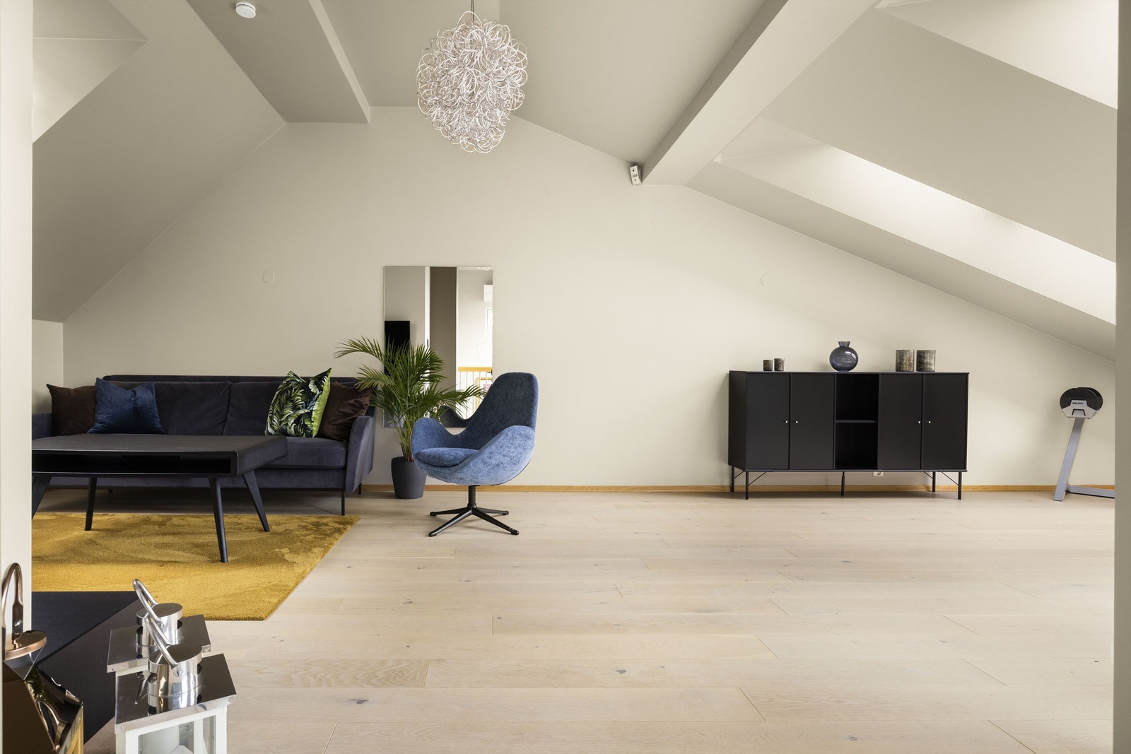 Stuen har god plass til flere sittegrupper, og er perfekt hvis man ønsker å trekke seg tilbake for litt egentid med en god bok eller film. Tilknyttet stuen finner man et kontor med hendig gjestetoalett. Galleribilde