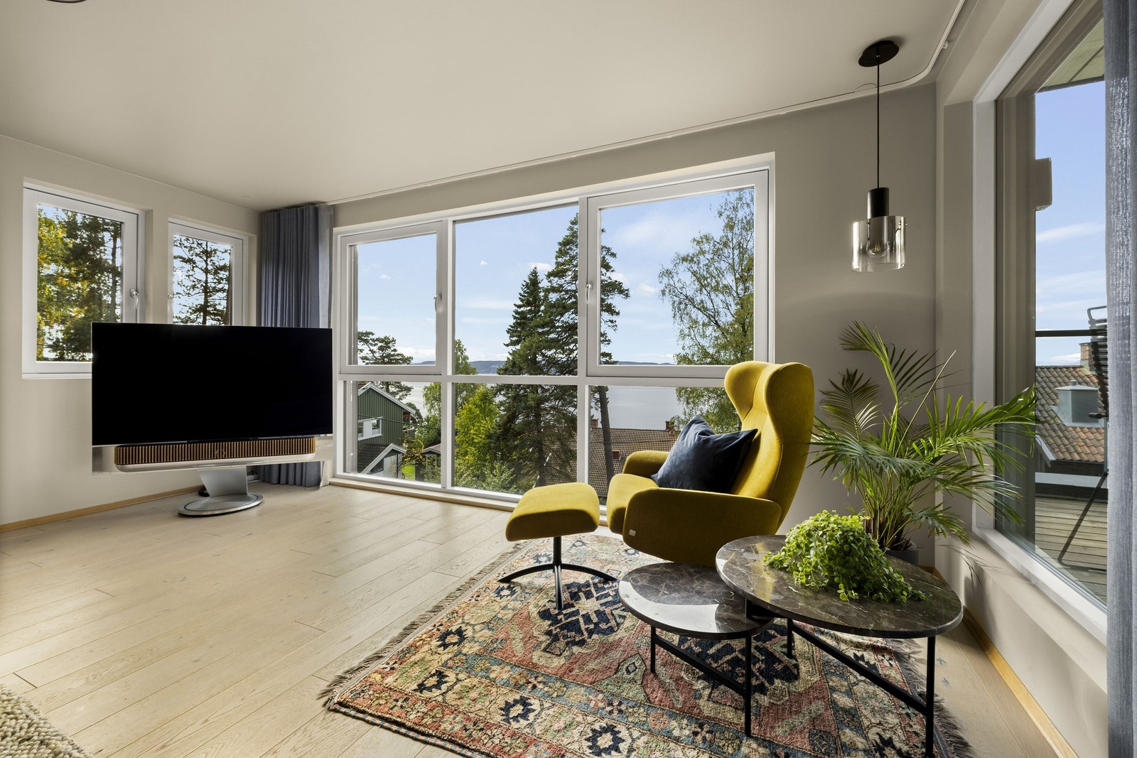 Gulvet har 1-stavs parkett, mens både tak og vegger er malt i en dus beigetone - stilrent og gjennomført. Galleribilde