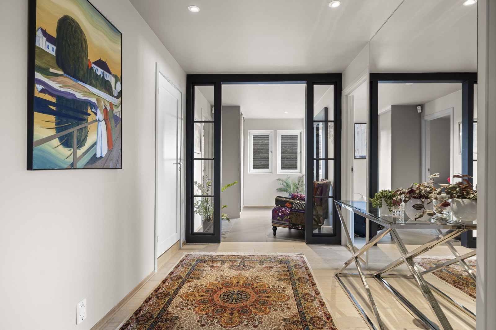 I overgangen til en fin hall har entreen en åpen glassvegg med sort innramming. Galleribilde