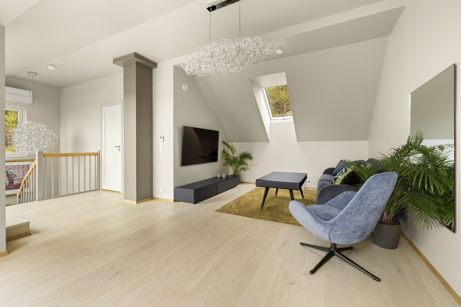 Det er flott gjennomlys via store takvinduer på begge sider av rommet. Galleribilde