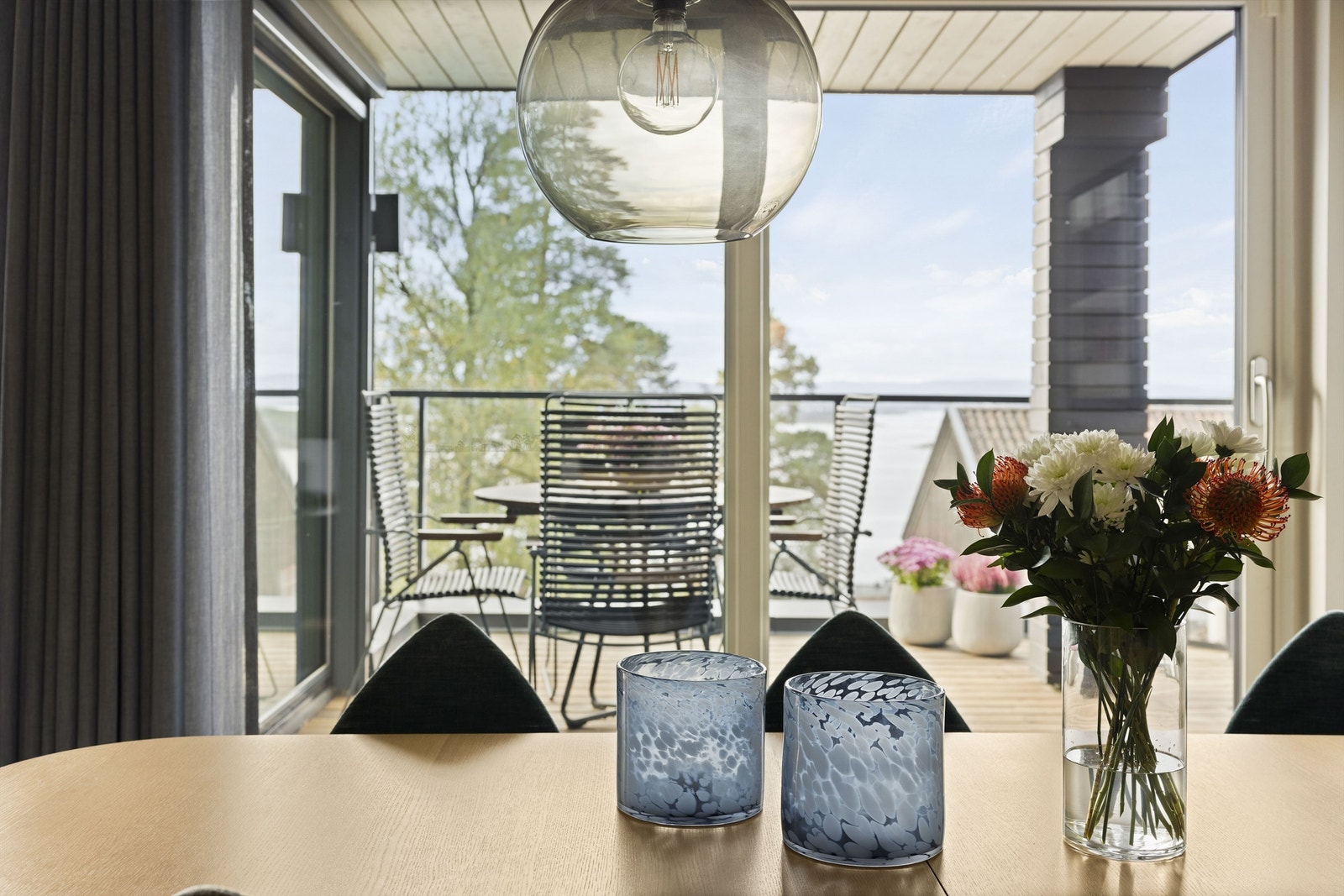 Perfekt plassering for spisebord foran glassdøren med fantastisk utsikt mot Oslofjorden. Galleribilde