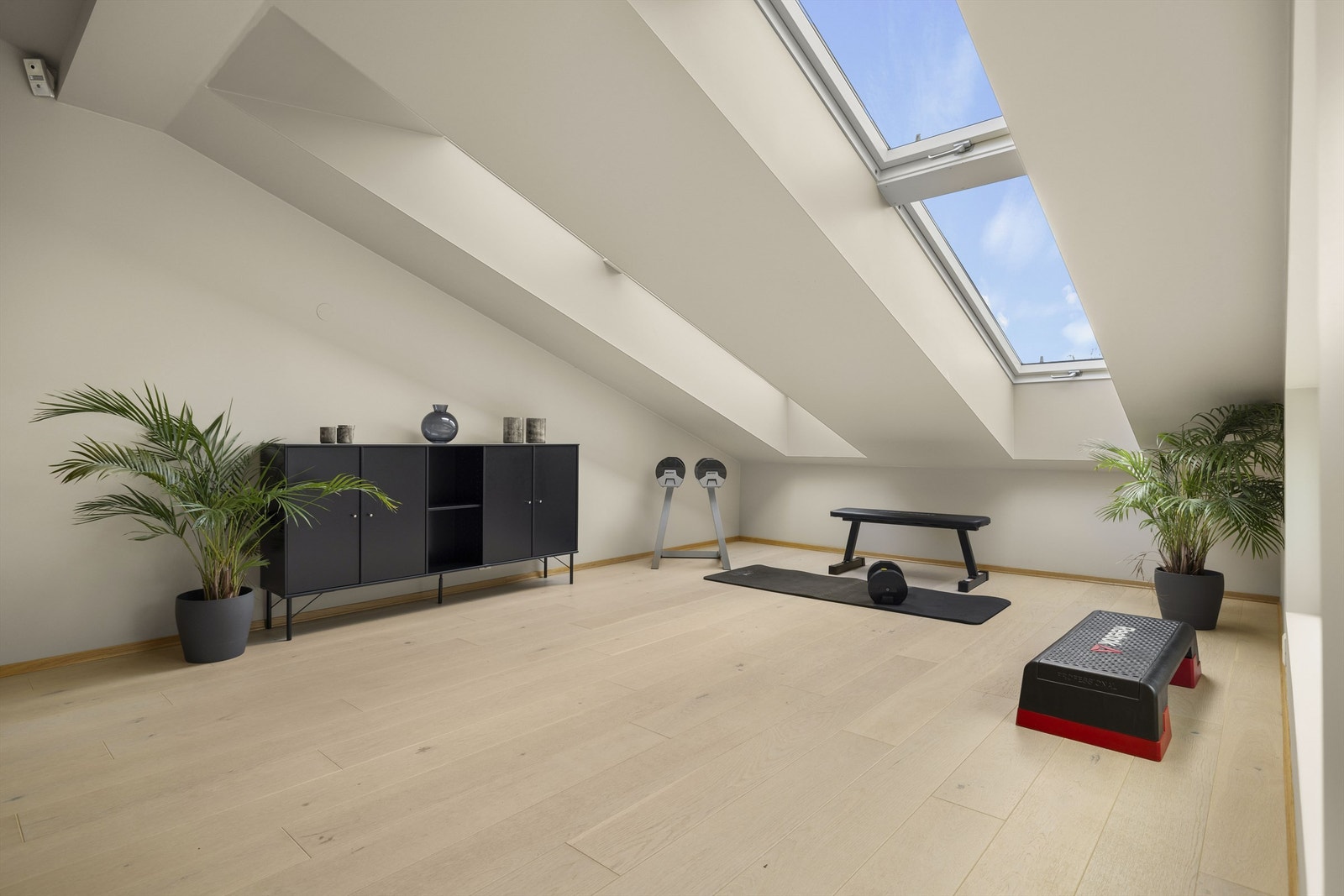 Stilen er lik den presentert i hovedstuen; 1-stavs parkett, beige overflater og vannbåren gulvvarme. Galleribilde