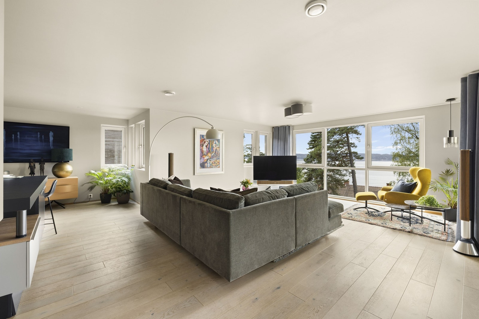 Sammen med kjøkkenet utgjør stuen et virkelig flott allrom, der utsikten fra sofakroken er slående. Galleribilde