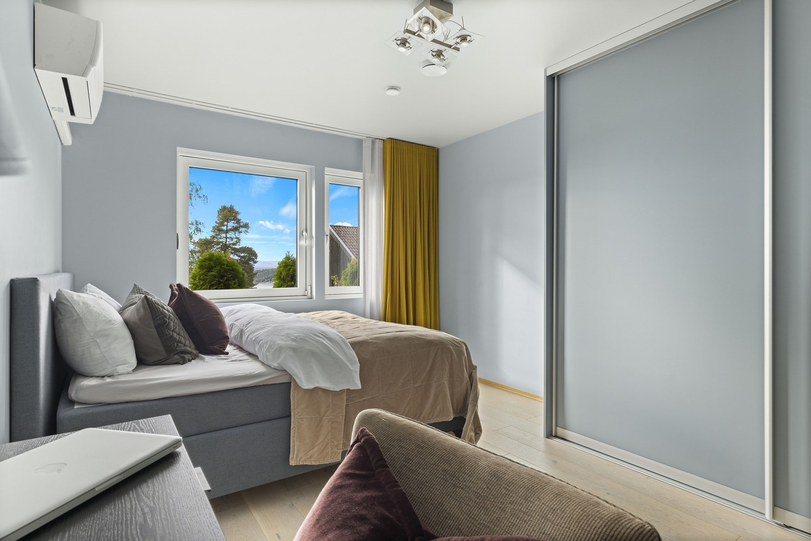 Boligen inneholder 4 gode soverom, hvorav tre av soverommene er samlet i 1. etasje. Meget praktisk hvis man har små barn. Galleribilde