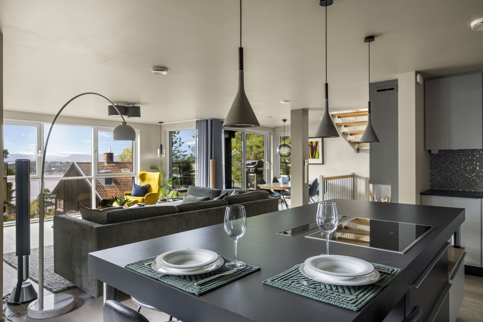 Kjøkkenet har en funksjonell L-form med gode arbeidsflater suppleres av en flott kjøkkenøy med platetopp for sosial matlaging. Galleribilde