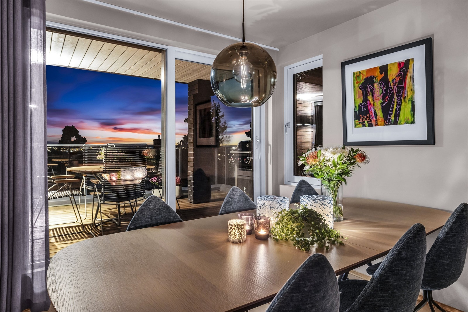 Stue - kveldsbilde. Galleribilde