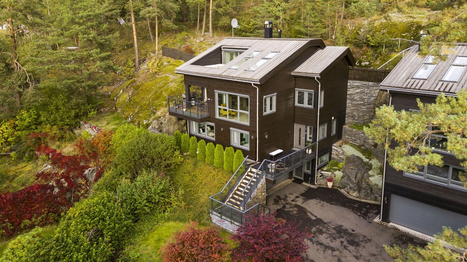 Pen og asfaltert gårdsplass med varmekabler. Galleribilde