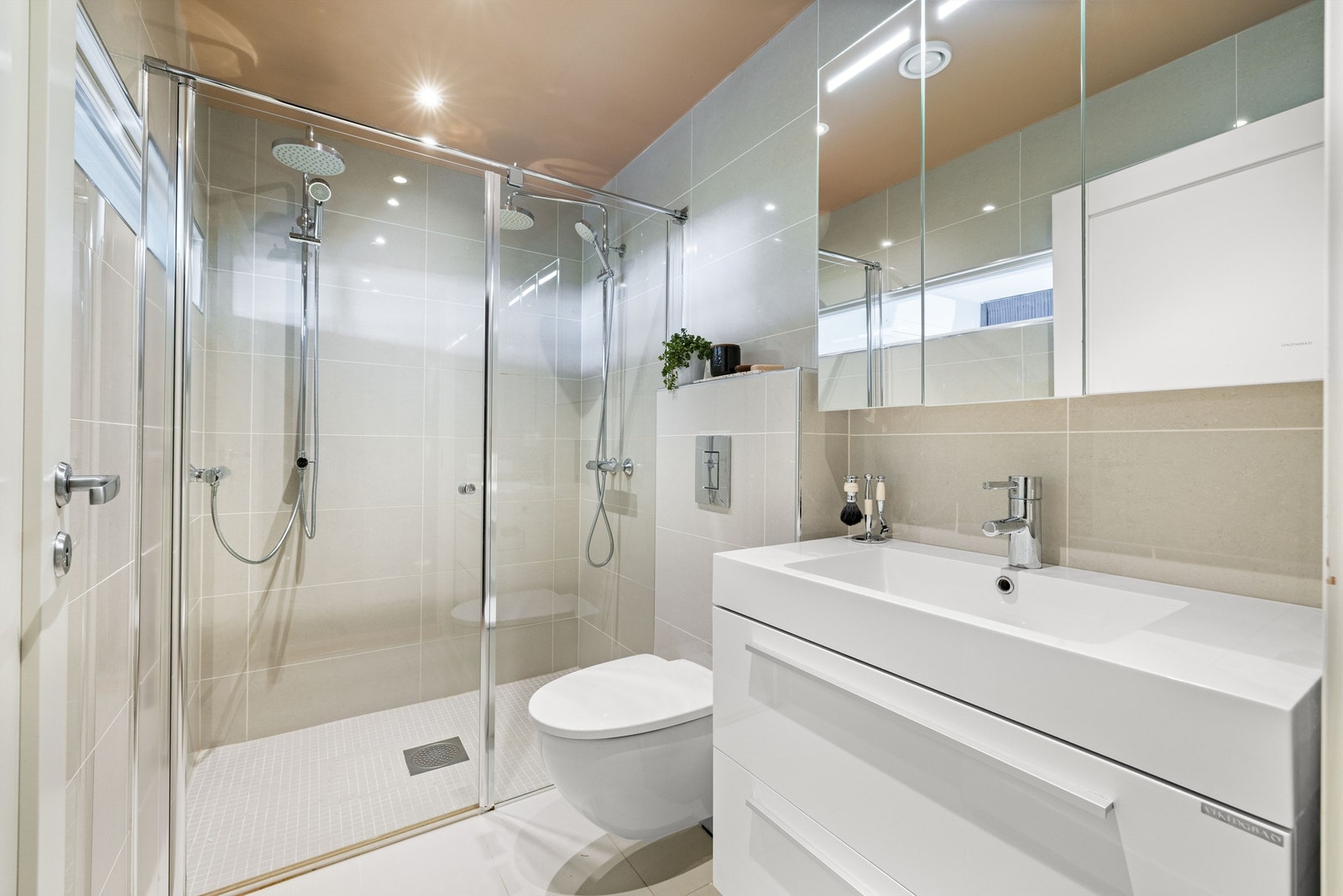 Badene er fint plassert på samme plan som soverommene, og det ene er tilknyttet hovedsoverommet for en behagelig hverdagsluksus. Galleribilde