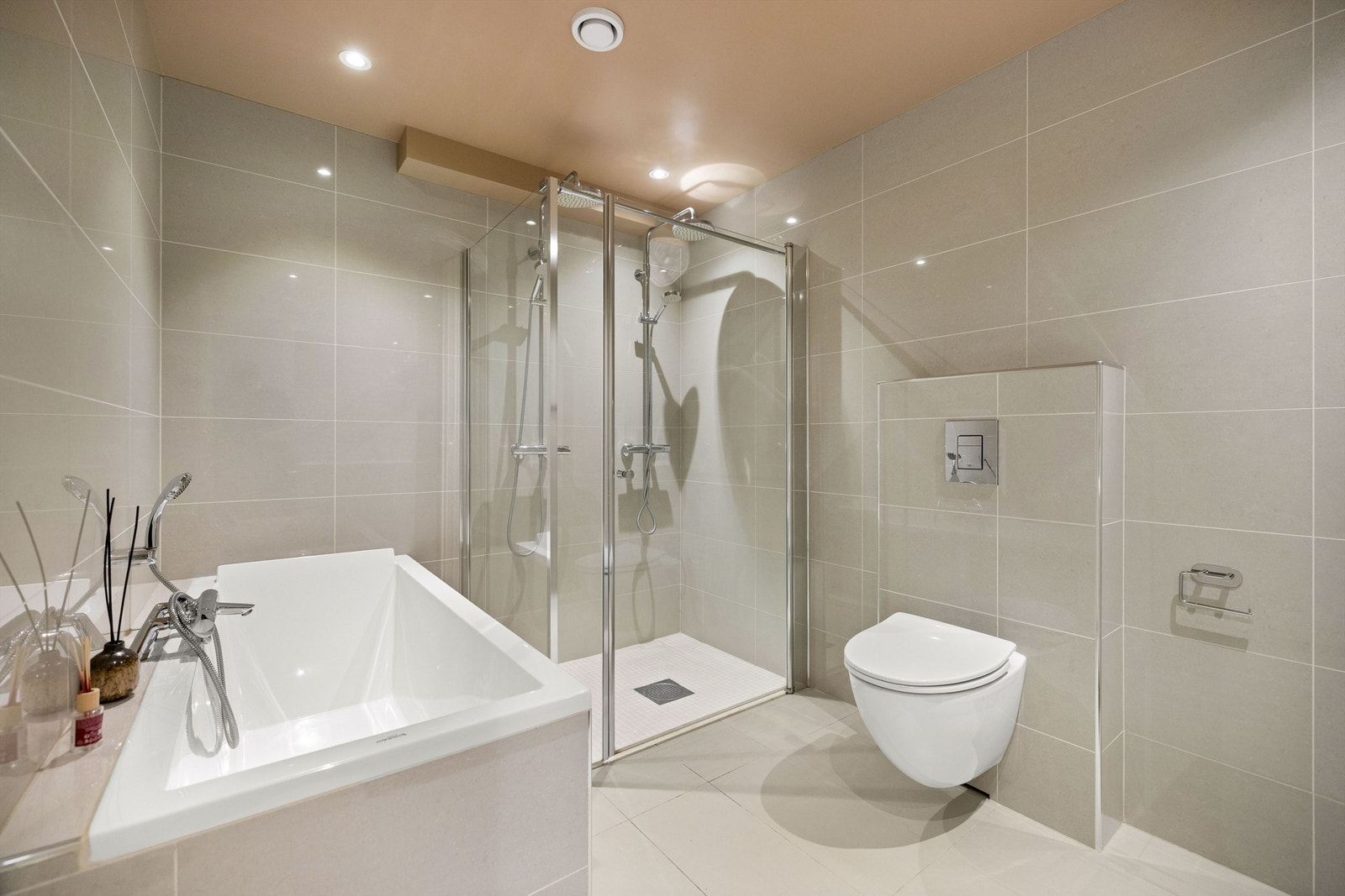 Planløsningen er praktisk, med to bad og et eget vaskerom i 1. etasje. Galleribilde