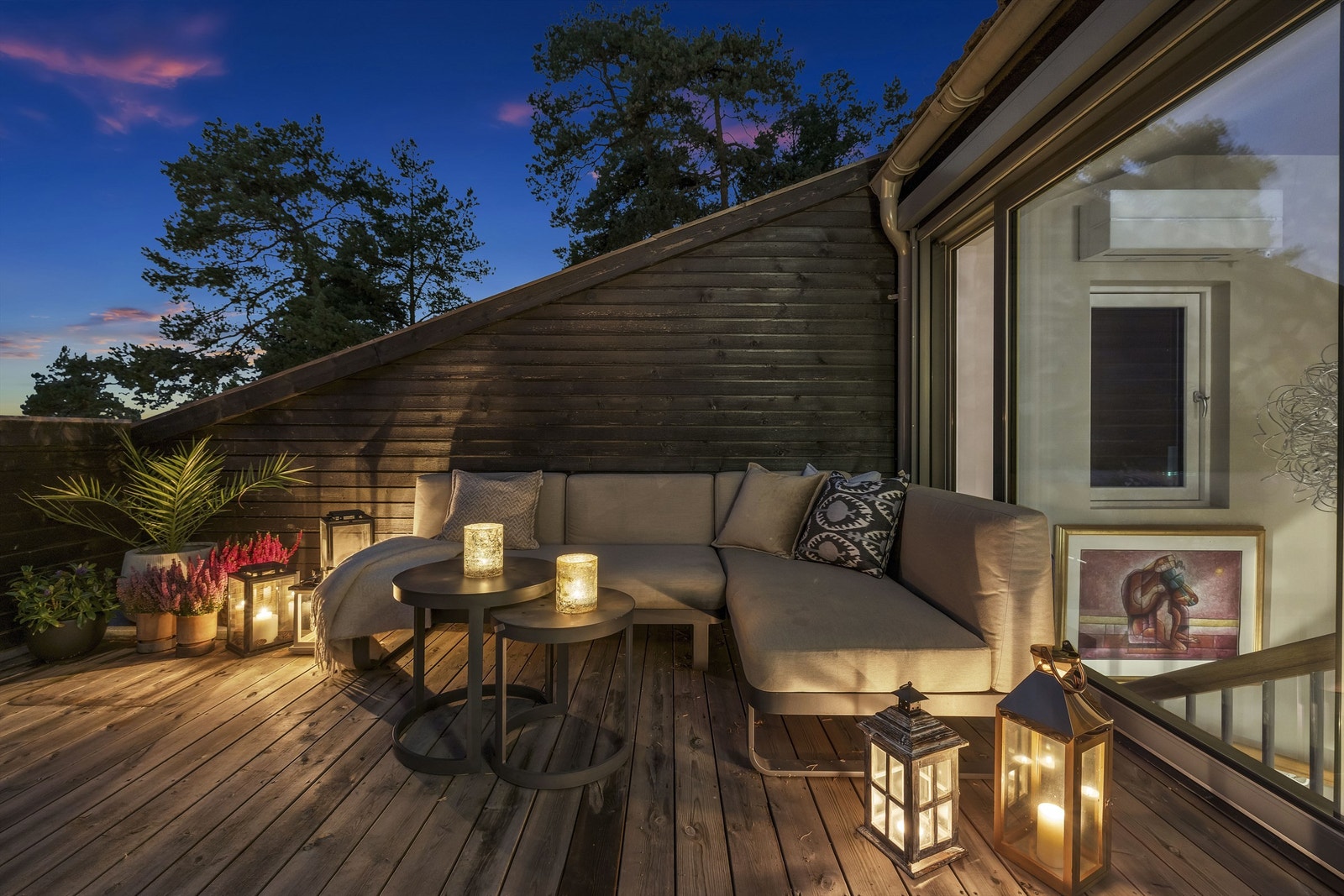 Skjermet takterrasse hvor utsikten viser seg fra sin beste side. Galleribilde