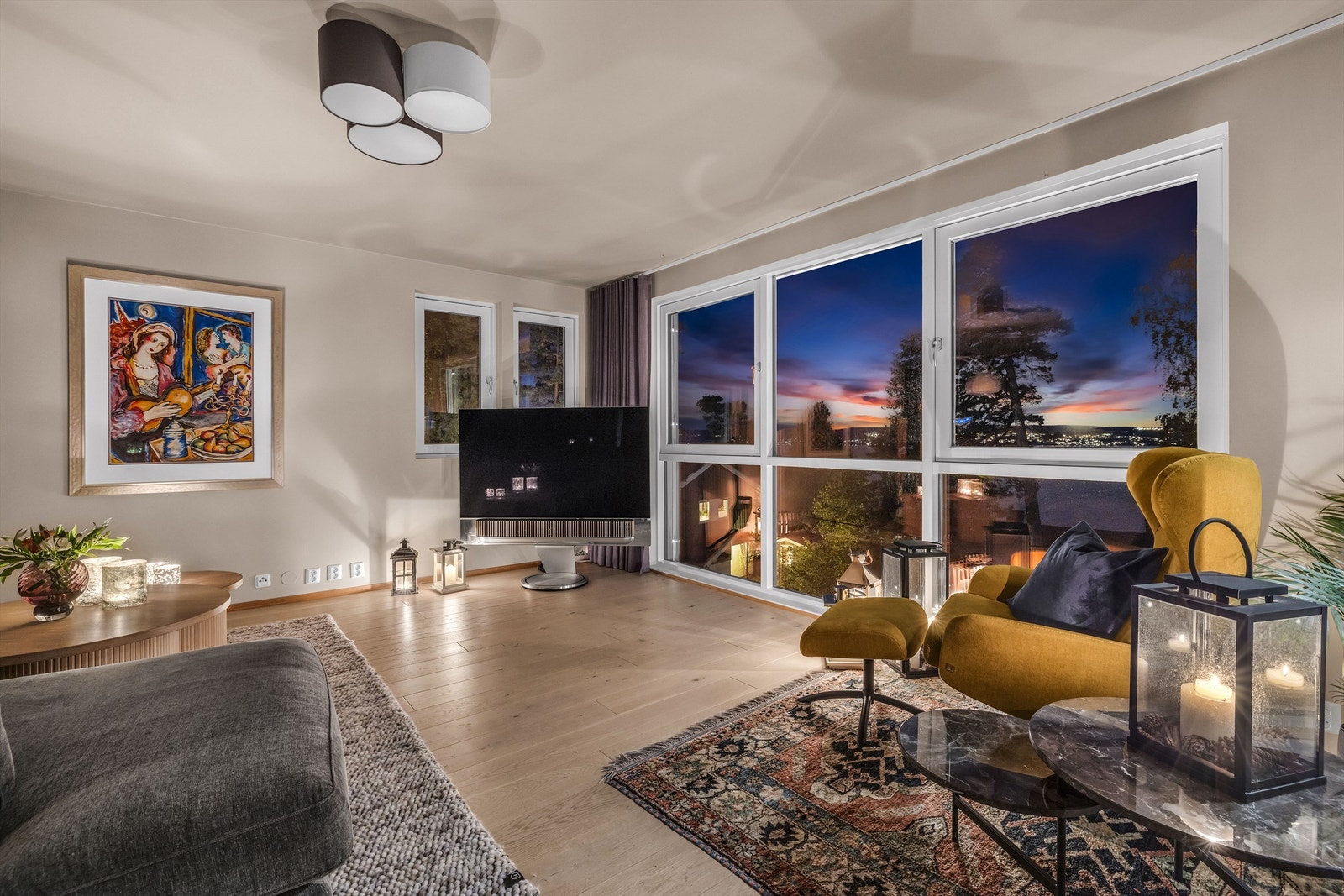 Stue - kveldsbilde. Galleribilde