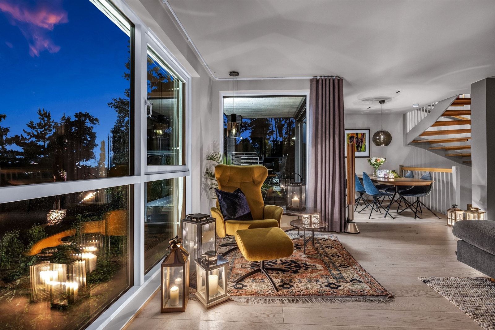 Stue - kveldsbilde. Galleribilde