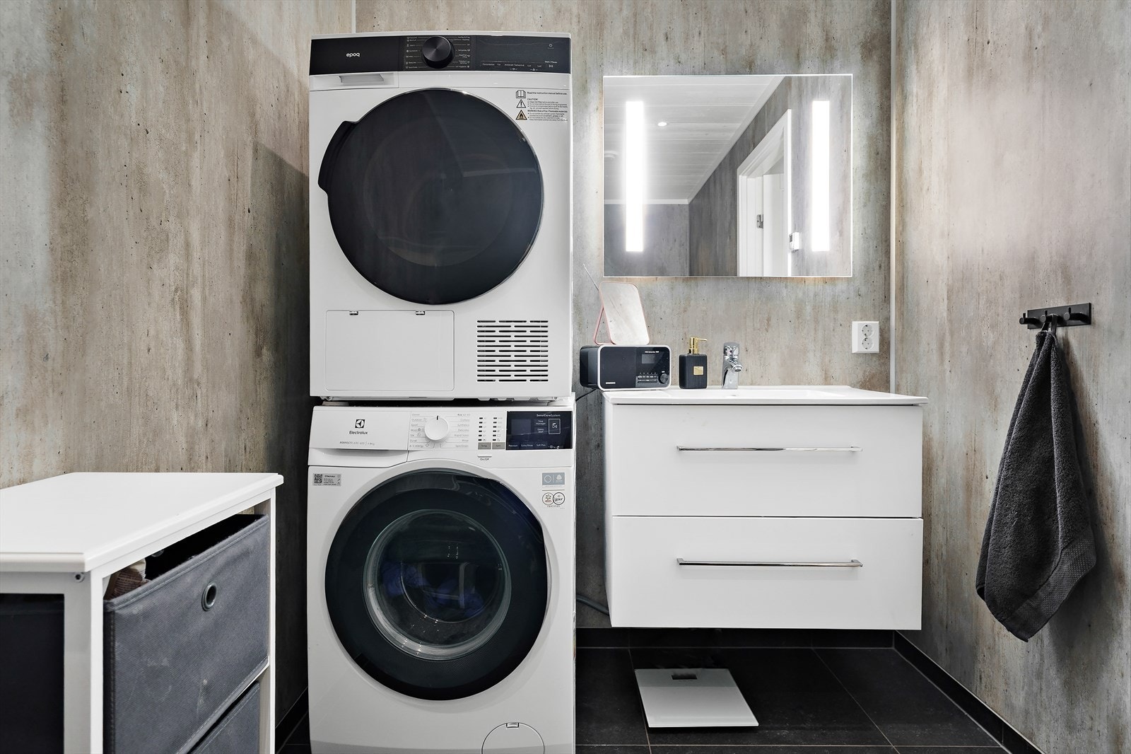 Badet har innredning med nedfelt servant, veggmontert toalett, dusjvegger/hjørne og opplegg for vaskemaskin. Galleribilde