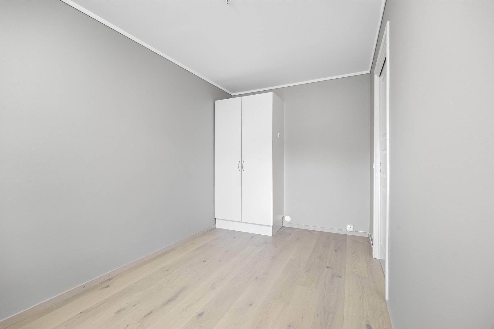 Soverom 2 med garderobeskap. Galleribilde