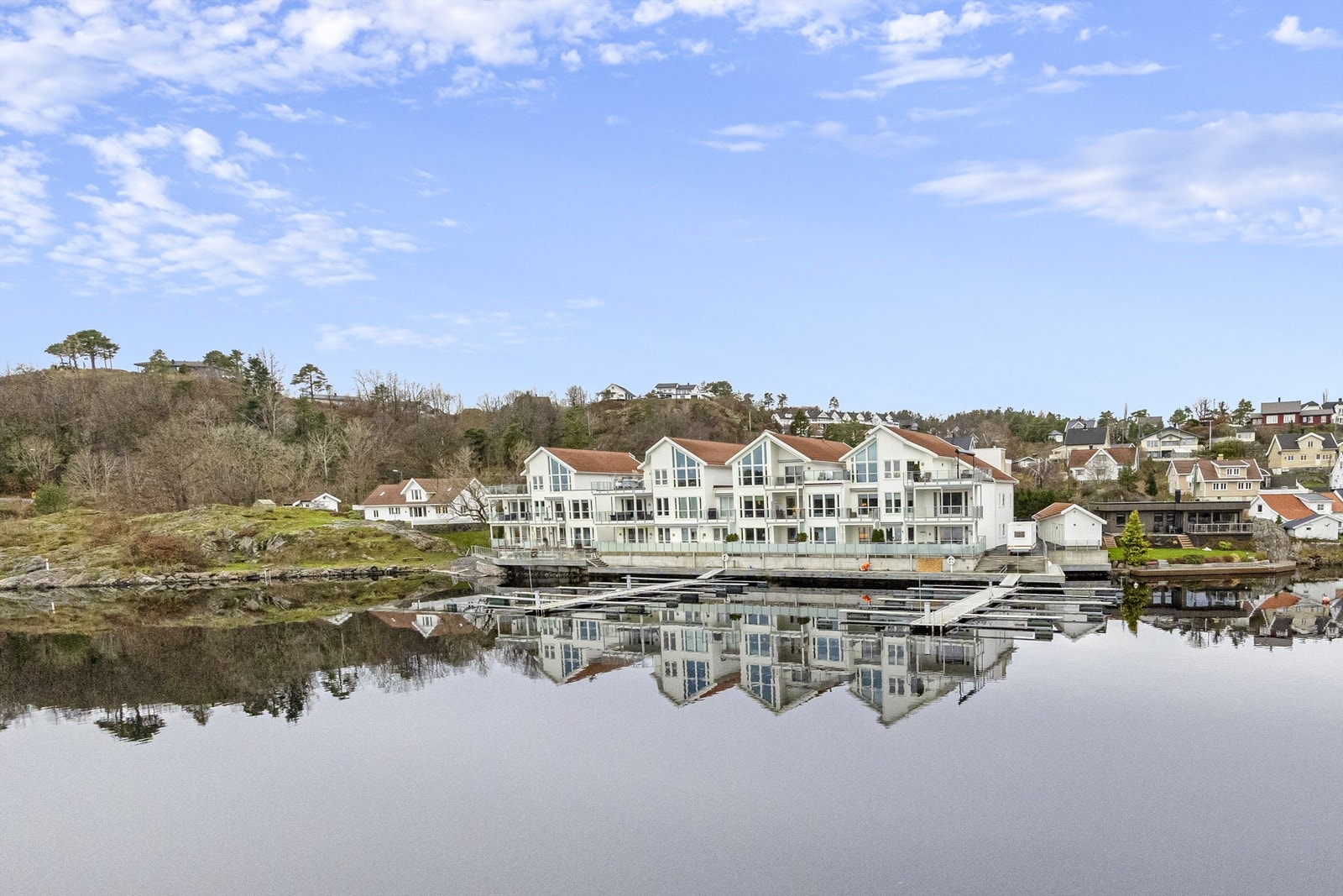 Vakre Hølen Brygge, ca. 3 km fra Arendal sentrum. Galleribilde