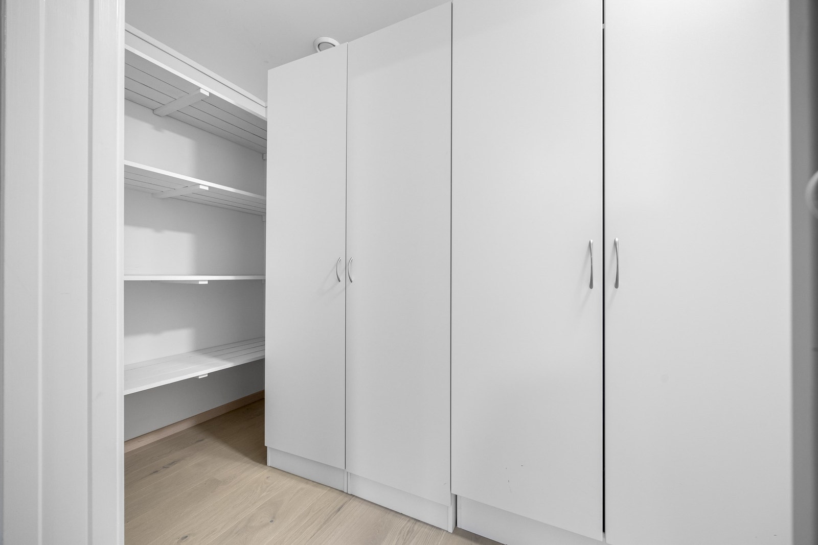 Garderoberom i tilknytning til hovedsoverommet. Galleribilde