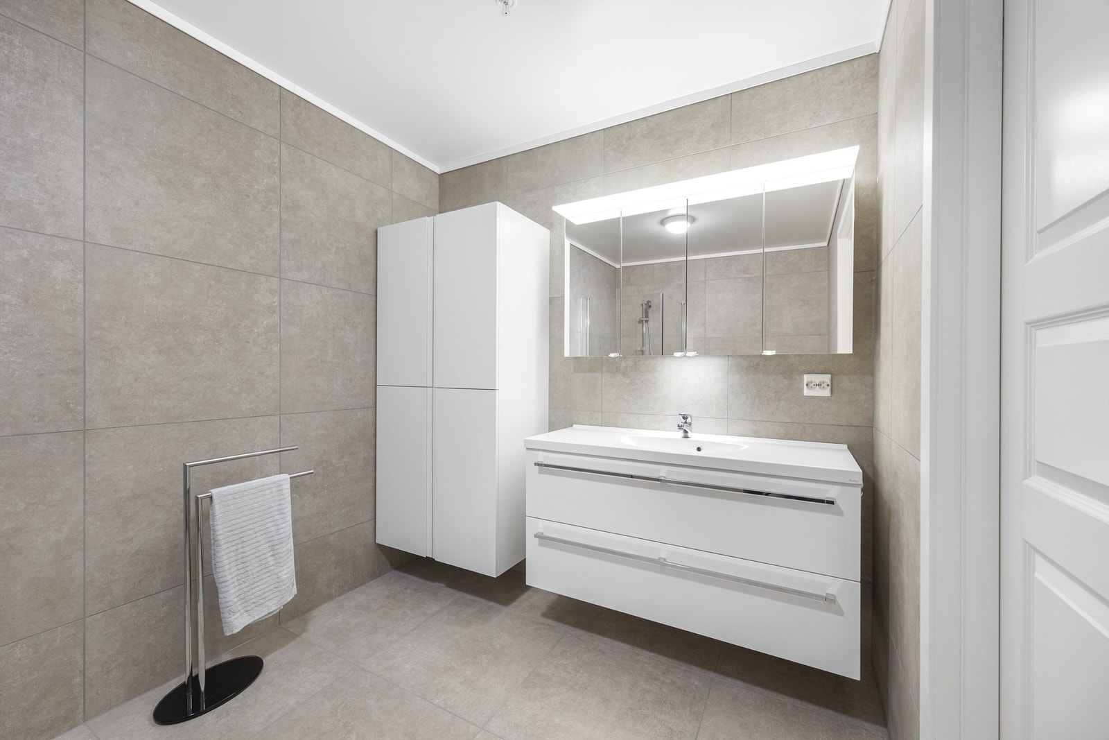 Baderom med ny membran, sluk og fliser, samt dusjvegger. Innredning er ca. 6 år gammel. Galleribilde